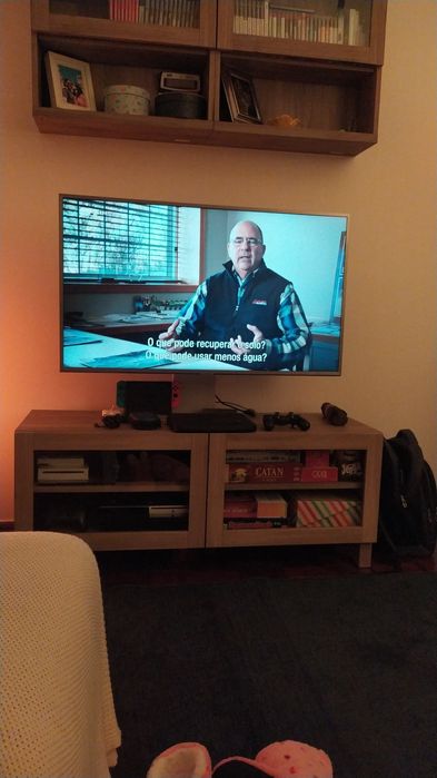 Móvel TV IKEA Besta com suporte de TV e estante suspensa Castanho