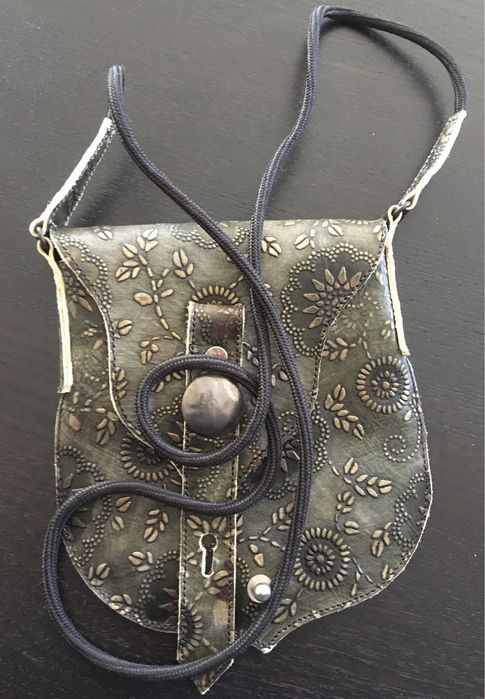 Bolsa etnica, em couro, nova