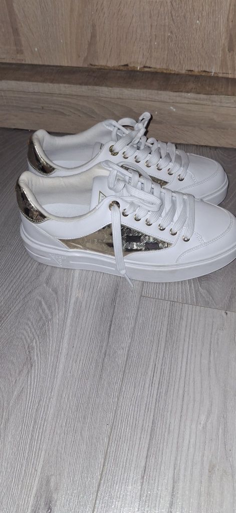 Piękne biale buty