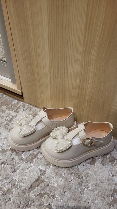 Гарні черевички / туфельки на дівчинку