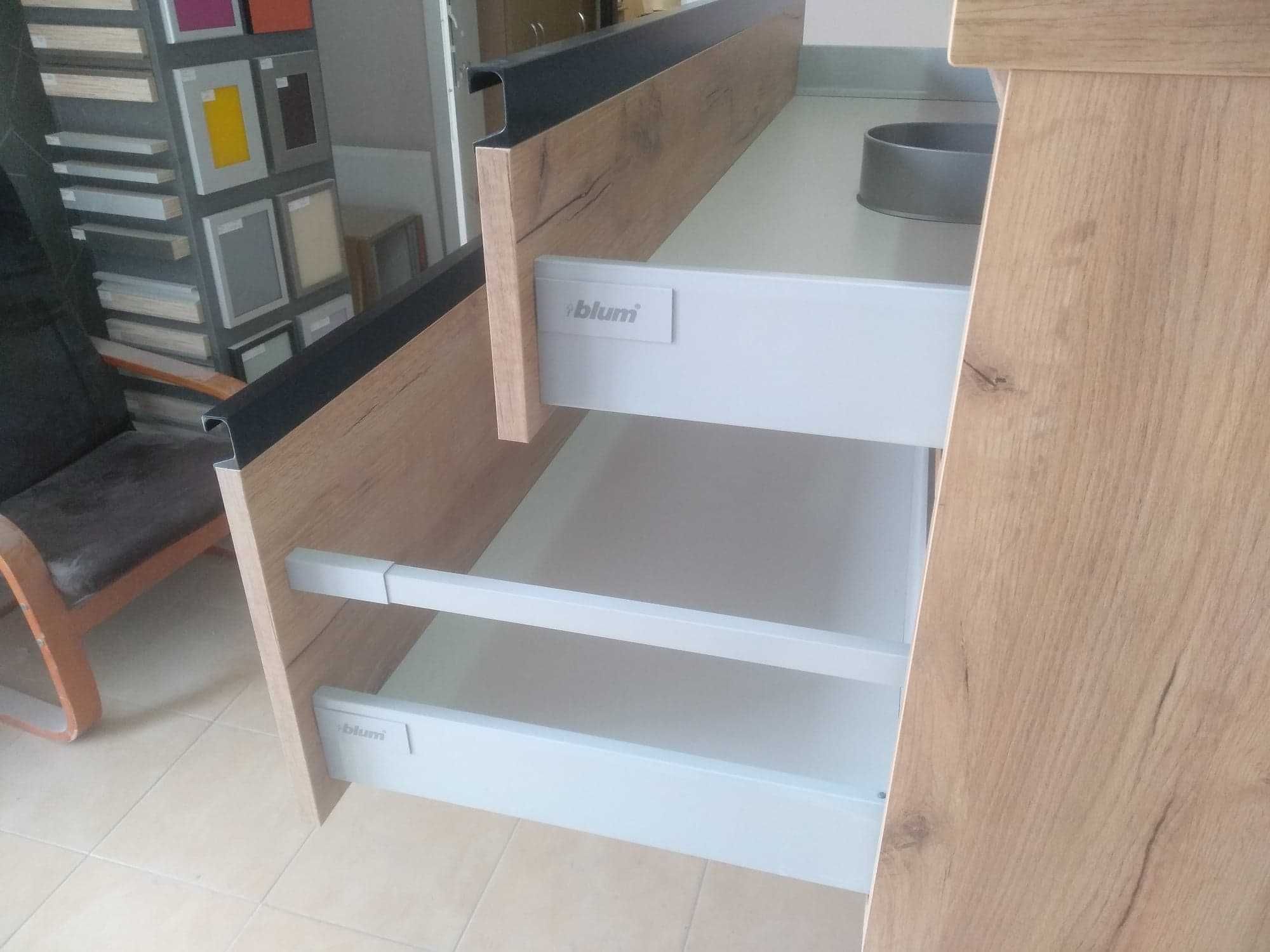 Szafka pod umywalkę na wymiar - meble łazienkowe - prowadnice BLUM