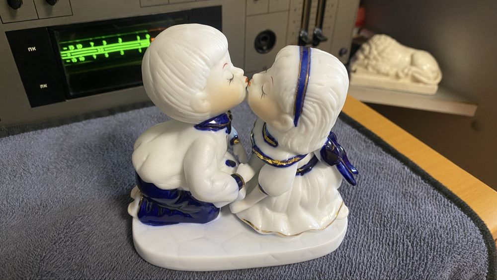 Статуэтка дети целуются. Фарфор.