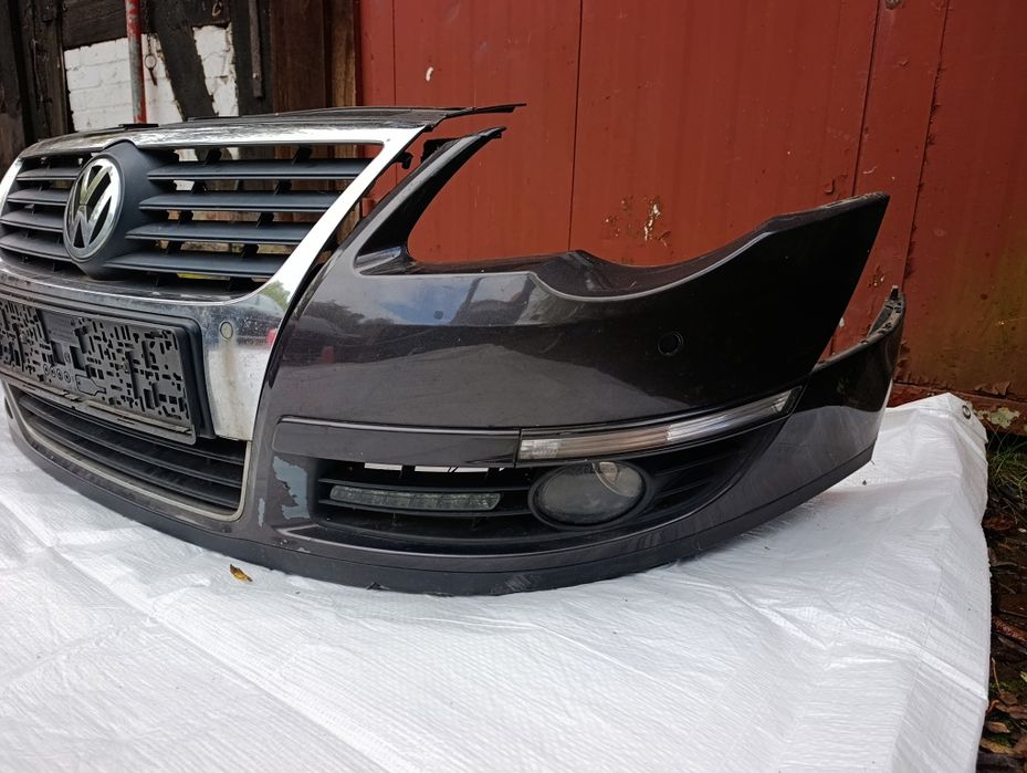 Zderzak przedni z halogenami VW Passat B6