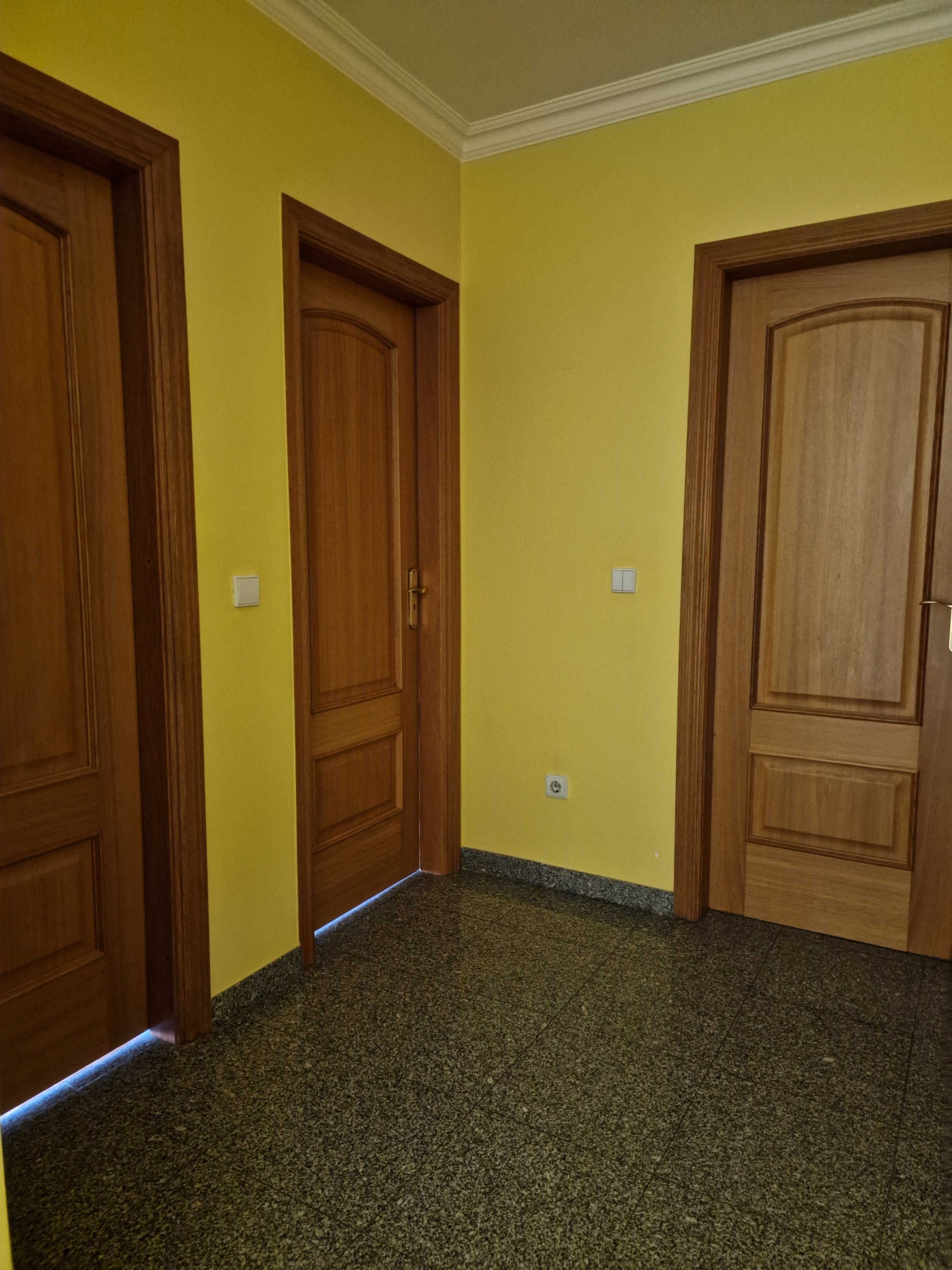 Porta / Portas em Madeira em bom estado (aduelas, guarnições incluído)