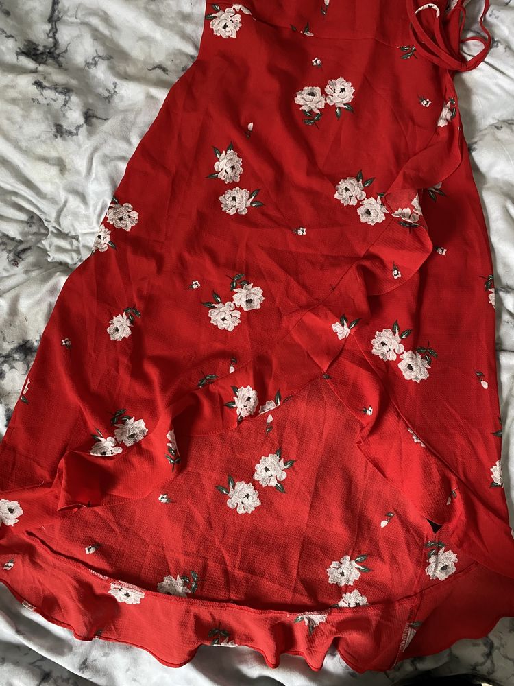 Czerwona letnia sukienka z wiazaniem na boku
