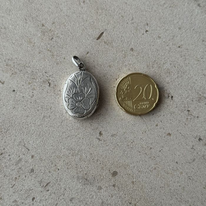 Medalhão de senhora em prata portuguesa