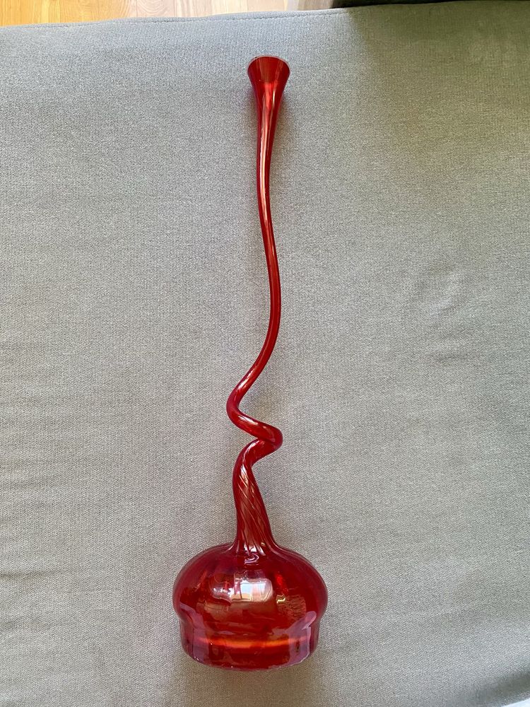 Wysoki czerwony burgundowy wazon