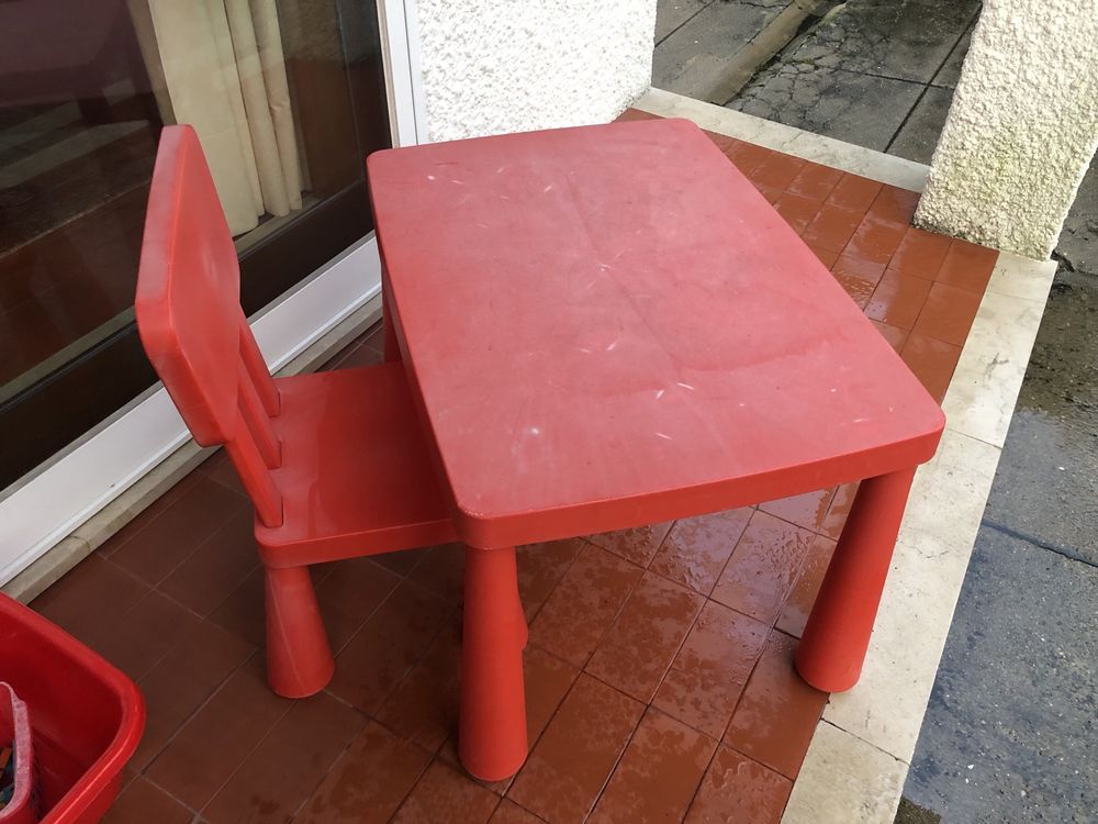 Mesa e cadeira para criança