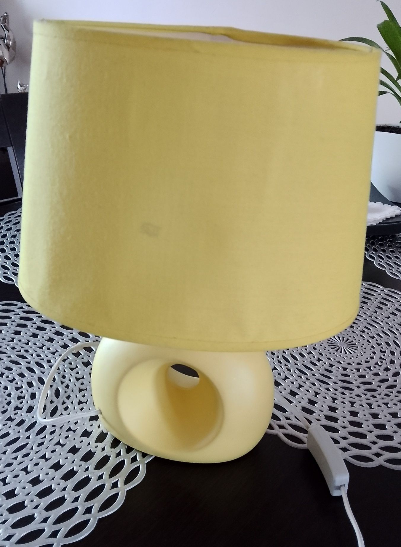 Ładna lampka w żółtym kolorze.