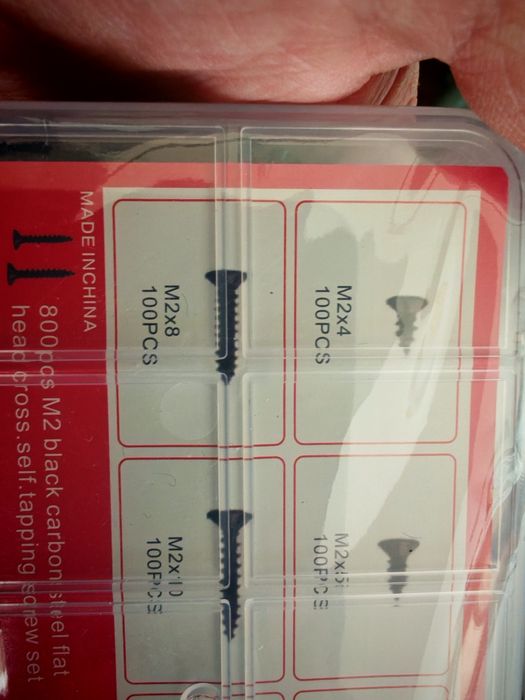 Caixa com 800 parafusos