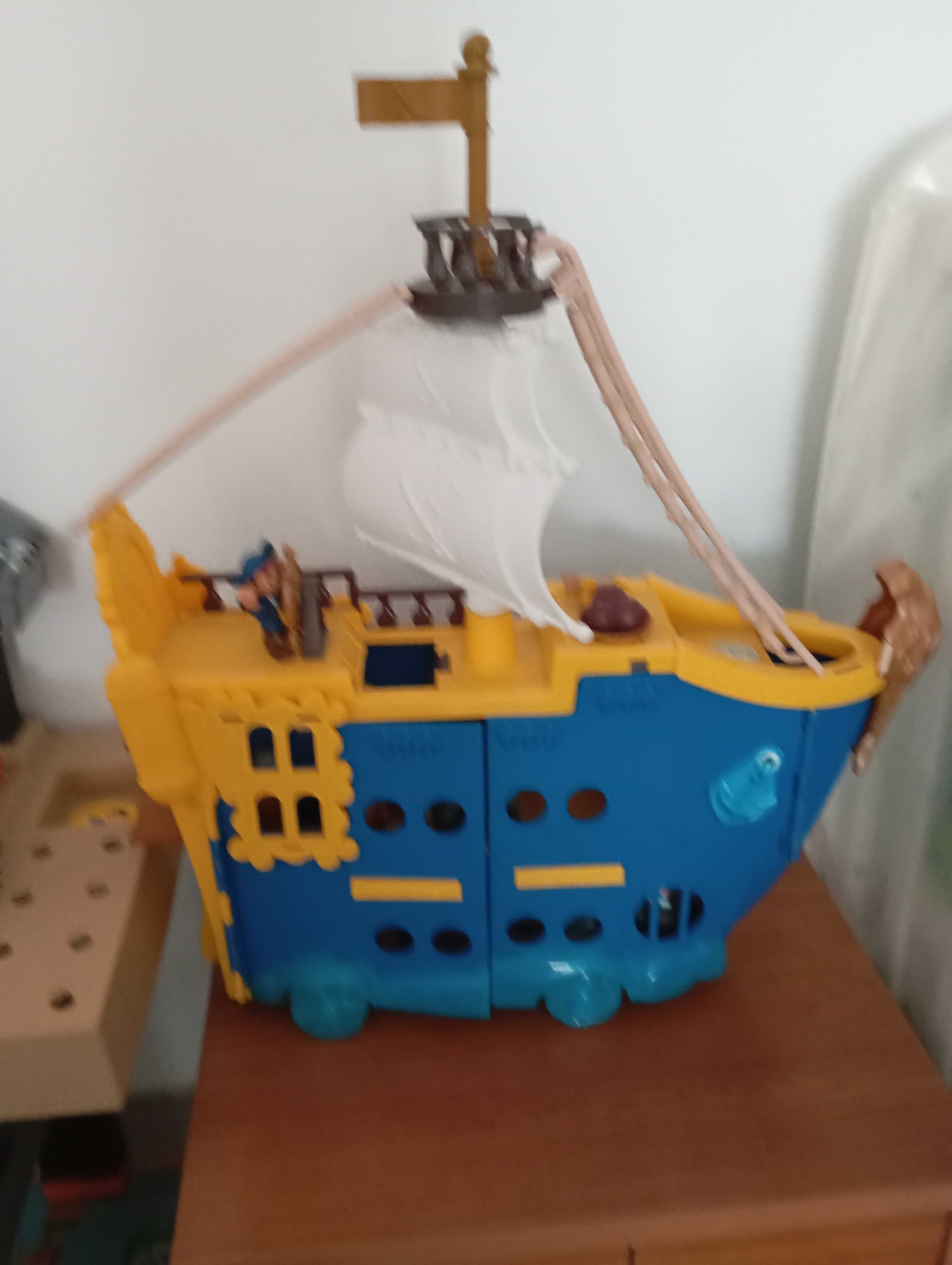 Barco pirata grande