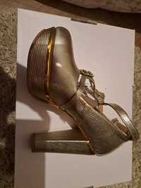 Sapato de salto alto dourado