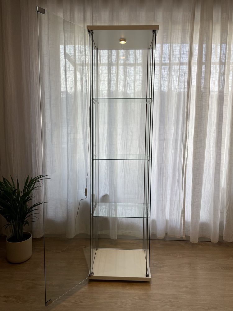 Vitrine IKEA com iluminação
