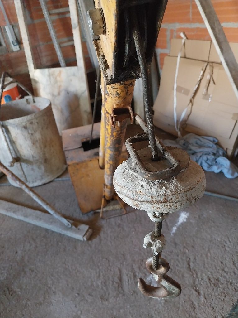 Grua de mineiro balde e tripe