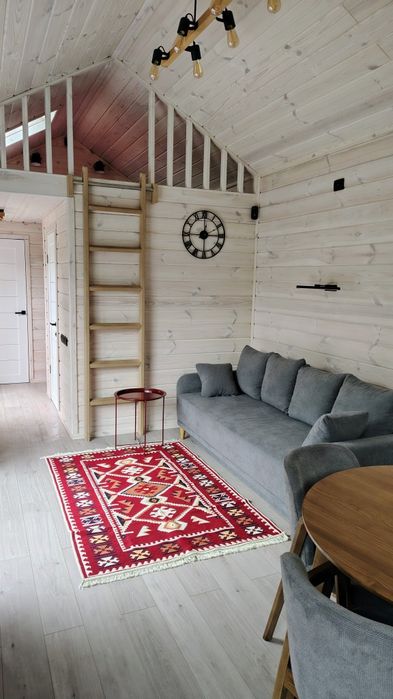 Здається подобово будиночок у лісі