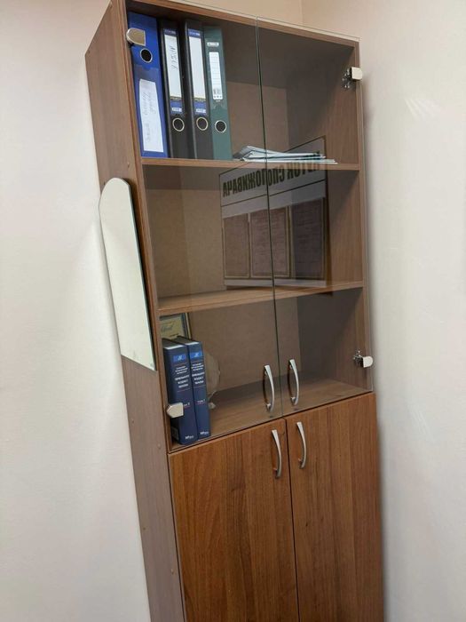Продається комплект офісних меблів.