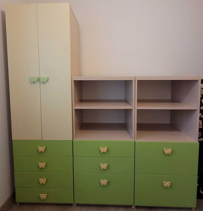 Komplet meble dziecięcych  2xregaliki+szafa w kolorze zielono-beżowym