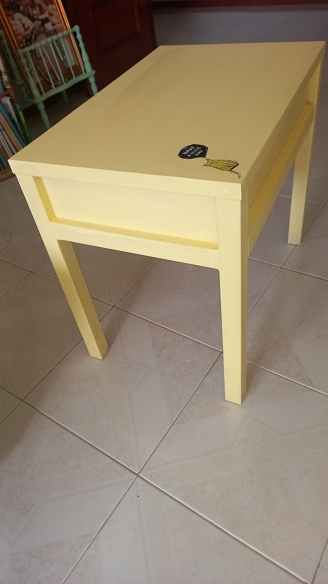 Mesa de apoio/cabeceira, pintada com tinta água (não tóxica).