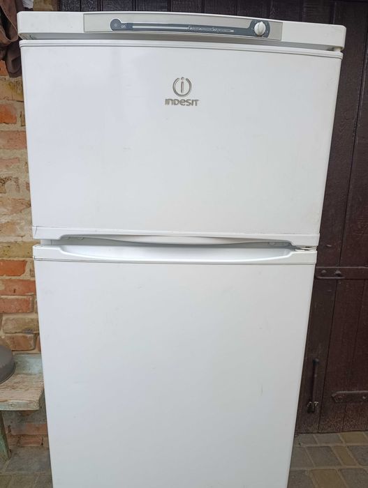 Продам Холодильник Indesit