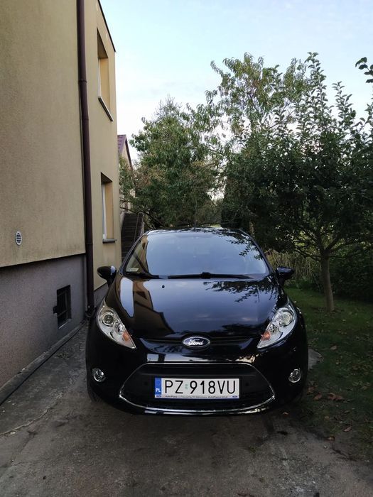 Ford Fiesta Czarny Ford Fiesta z dodatkowym kompletem felg z oponami