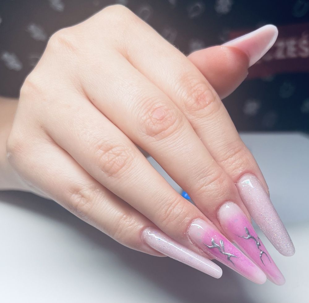 Paznokcie hybrydowe żelowe, manicure i pedicure.