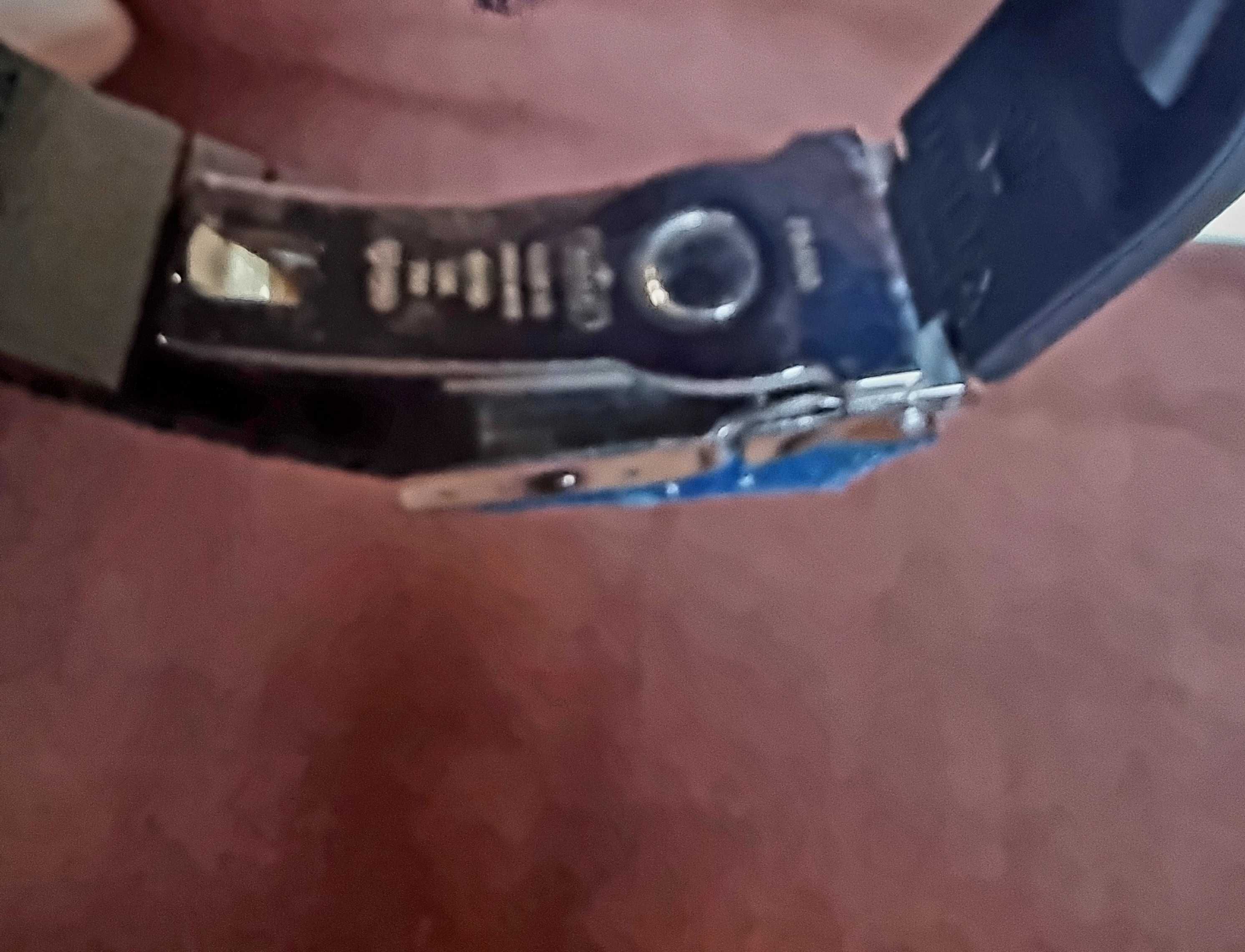 Relógio Novo muito elegante com pulseira em borracha preta