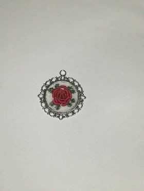 Aksamitka z wisiorkiem z haftowaną różą