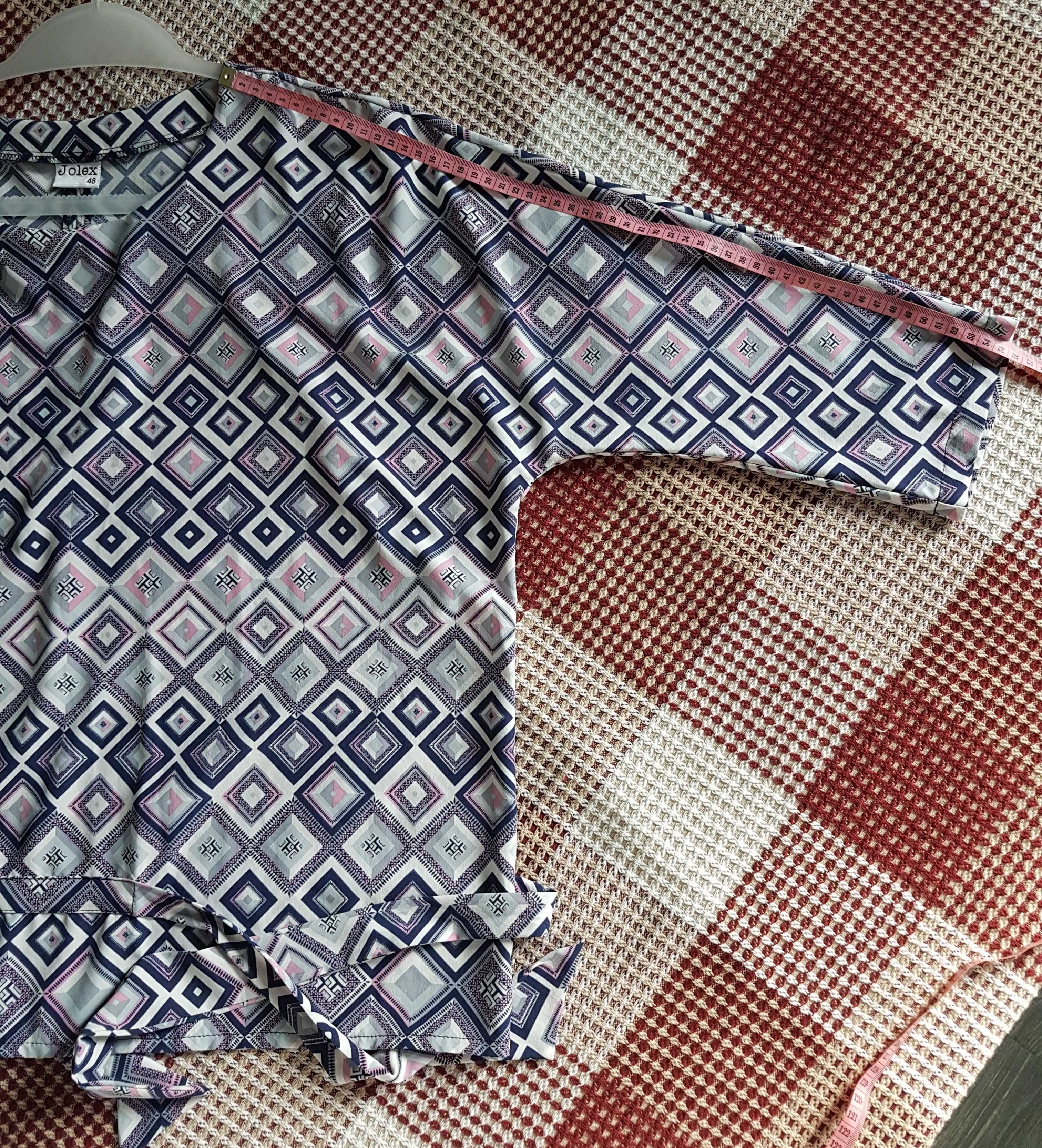 Елегантна блуза вільного крою з оригінальним геометричним принтом