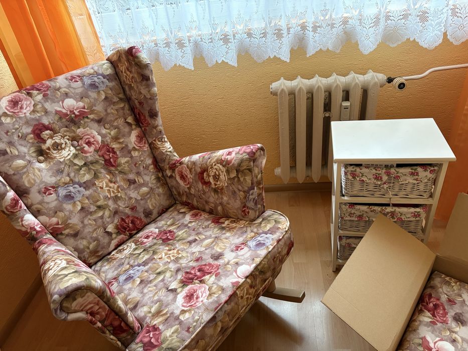 Fotel bujany uszak z podnóżkiem (róże)