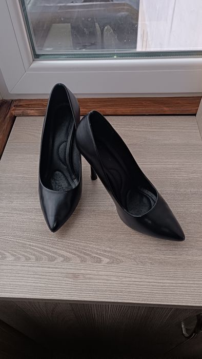 Жіноче взуття ,чорні туфлі-човники