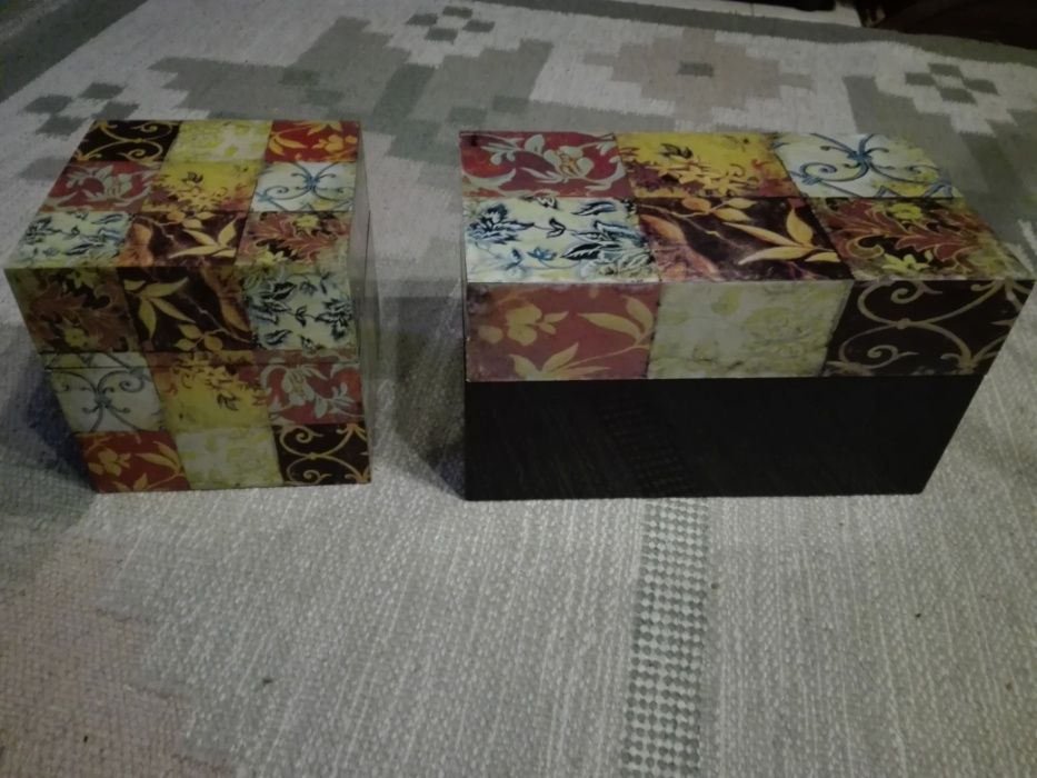 Duas caixas ornamentais Loja Gato Preto em baquelite