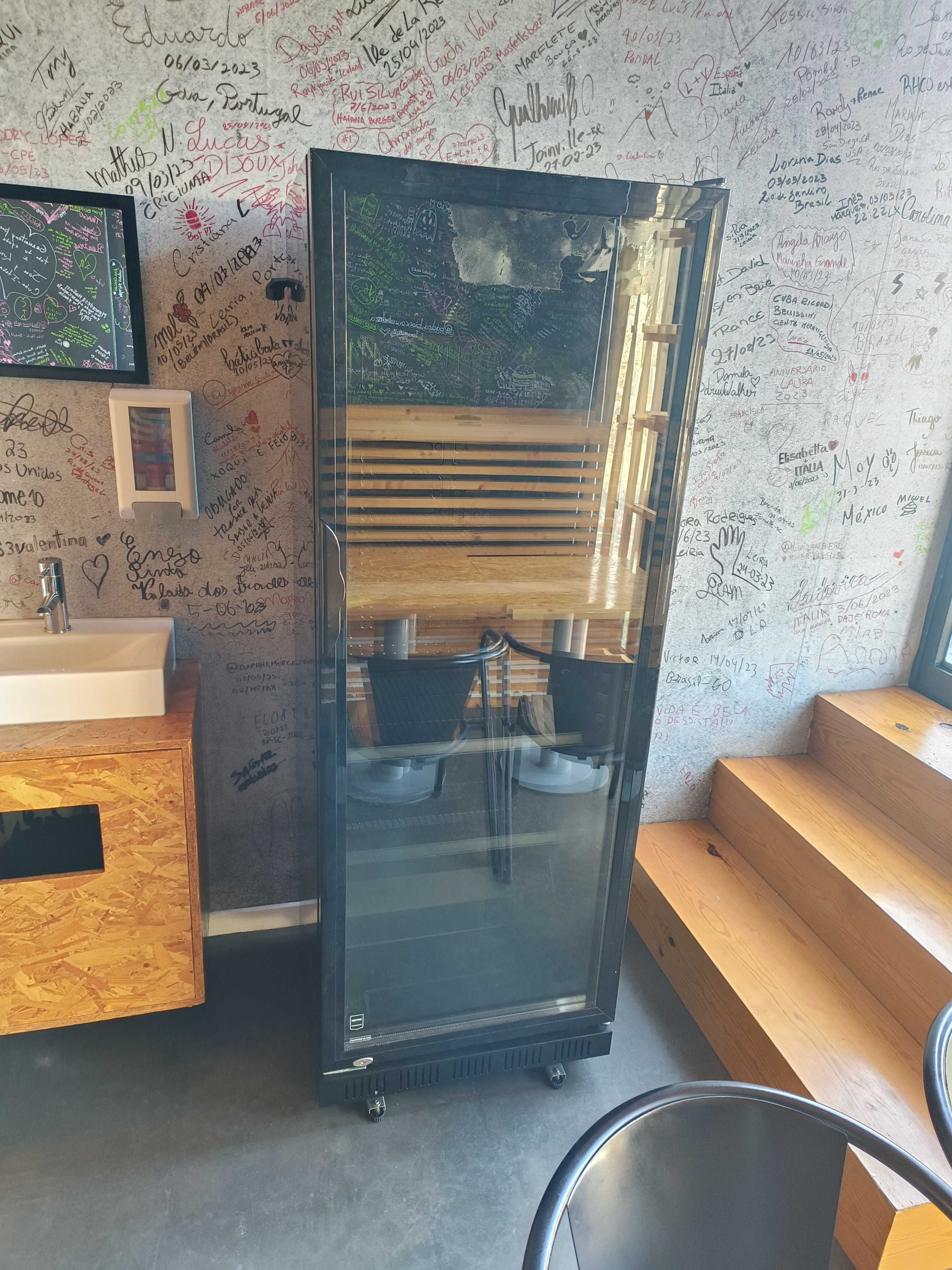 Armário de Refrigeração para bebidas em Preto