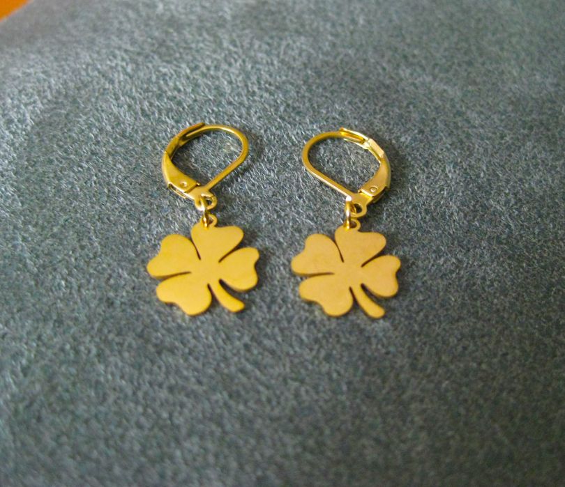 Brincos Aço Dourado Trevo Pendente NOVO - Saldo