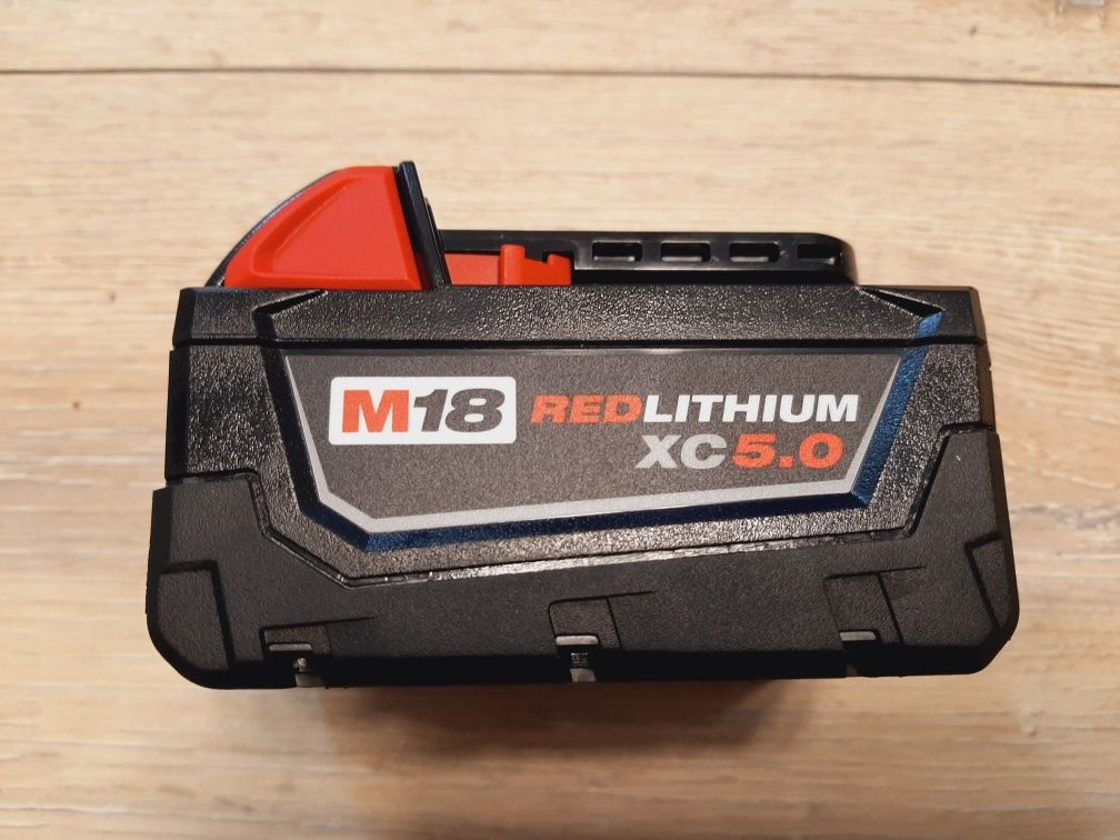 Новый аккумулятор батарея Milwaukee 5 Ah 18V 48-11-1850