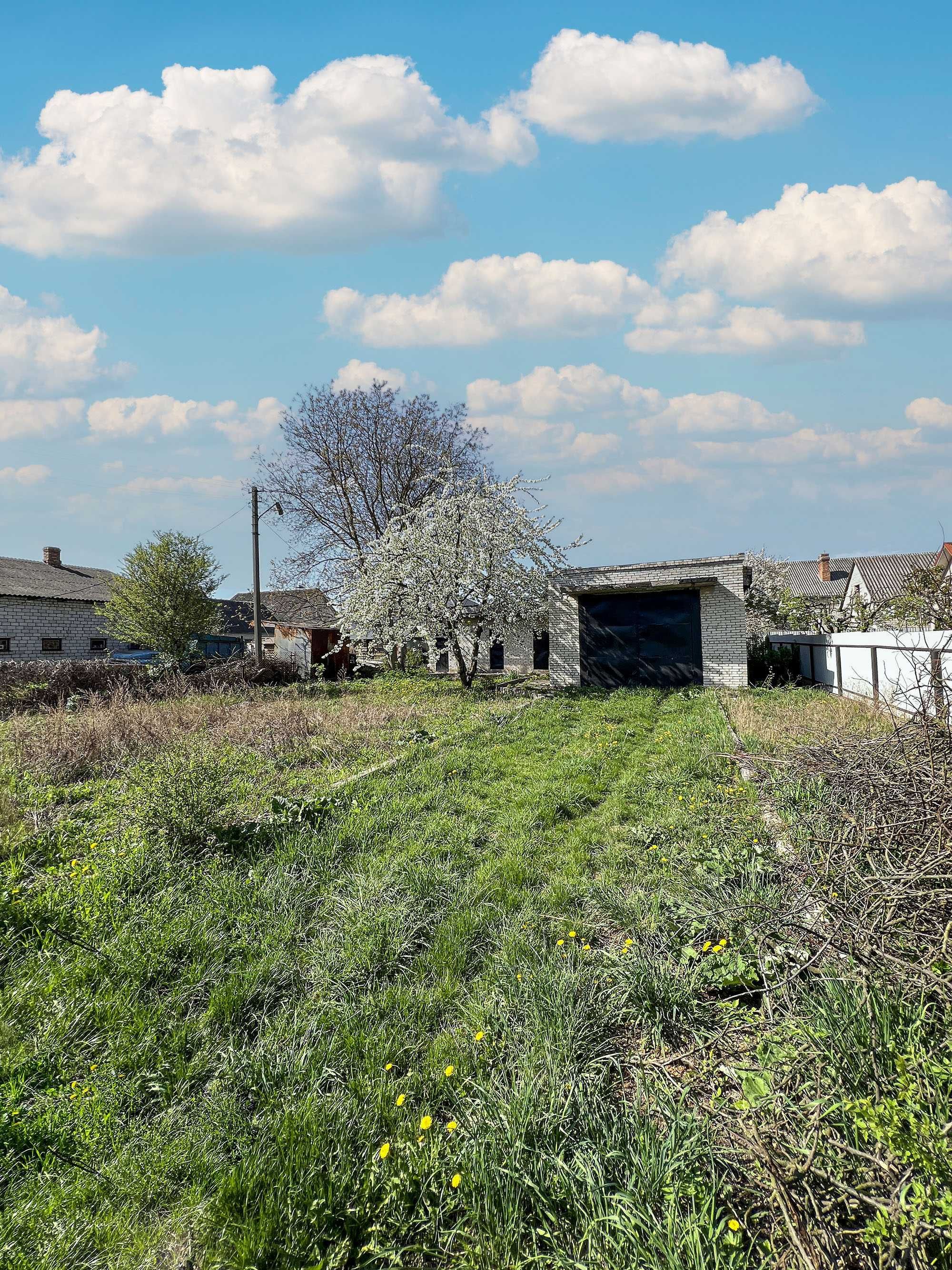 Гаражне приміщення + ділянка для будівництва