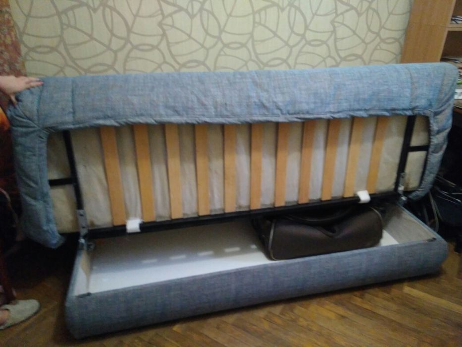 Диван удобный с ящиком для вещей