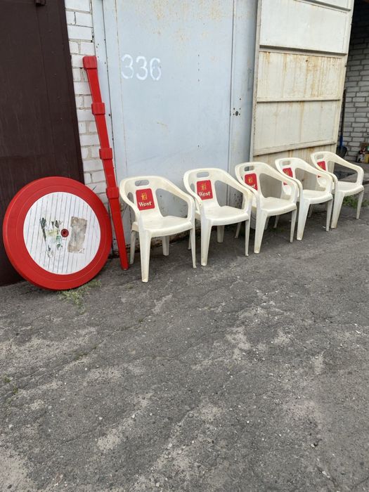 Продам пластиковый стол и стулья комплект