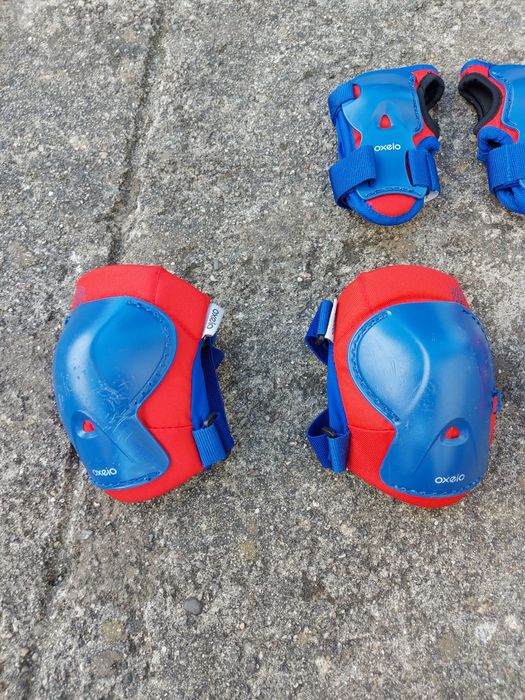 Patins em linha com conjunto de proteções