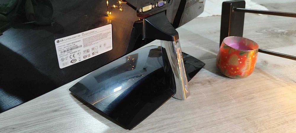Продається монітор LG E2251T – надійний вибір для роботи та розваг!