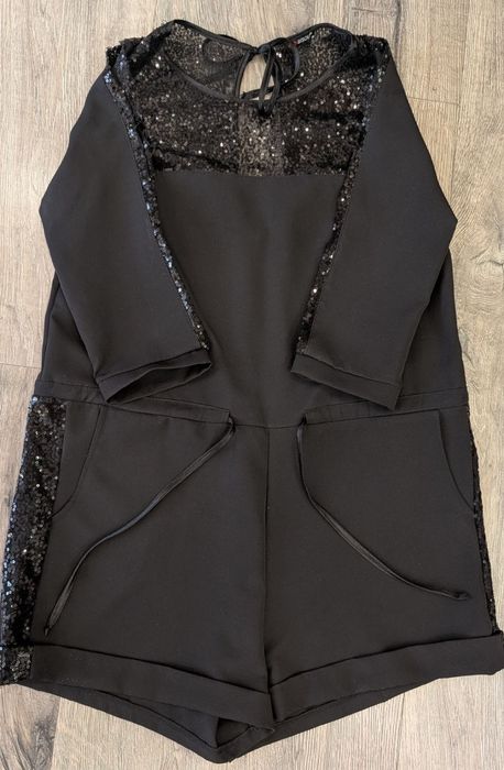 Стильный вечерний комбинезон с паетками и шортами на размер М.