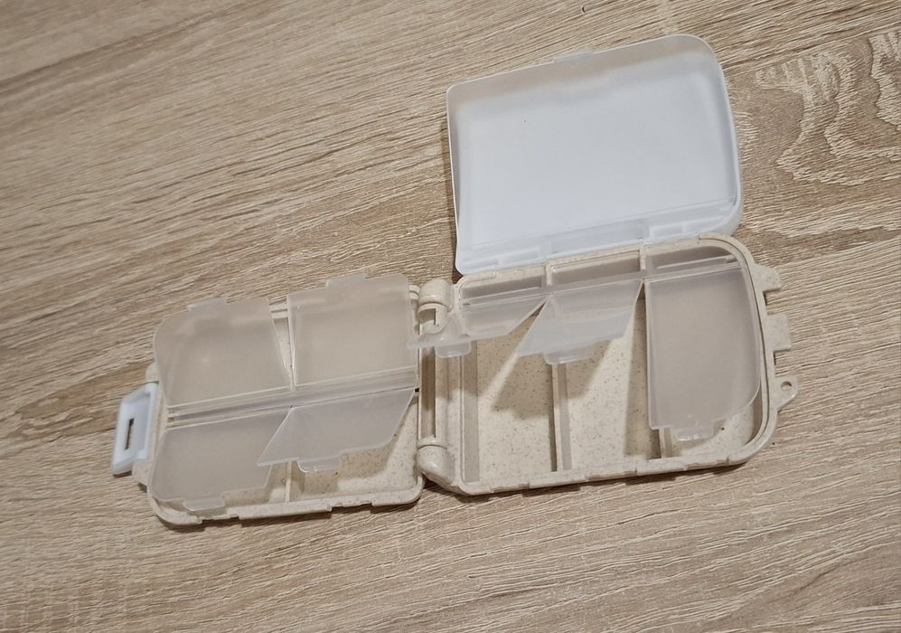 Beżowe pudełko na leki 8 przegródek