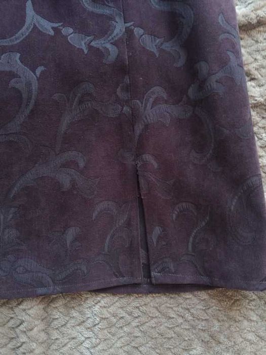 Brązowa krótka sukienka z przecięciem