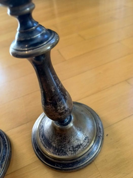 Para starych, francuskich świeczników firmy Christofle.