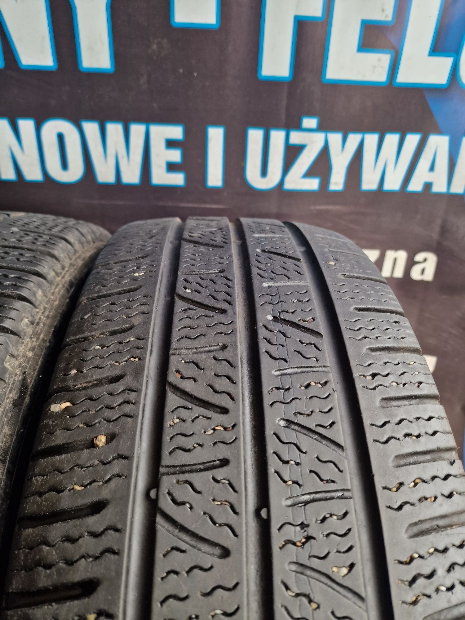 Opony Całoroczne 235/65/16C Pirelli wzmacniane Para