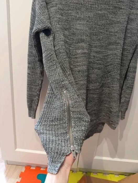 Szary dłuższy sweter z rozcięciami po bokach XS