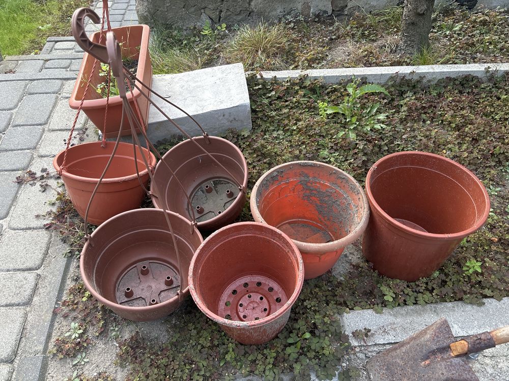 Do ogrodu: doniczki, stol rozkladany, krzesla  200zl za wszystkowiadra