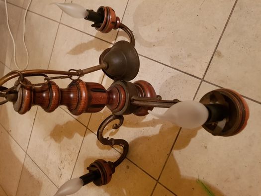 Żyrandol w dobrym stanie