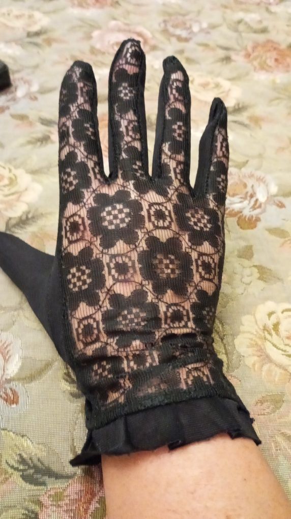 Stare koronkowe rękawiczki