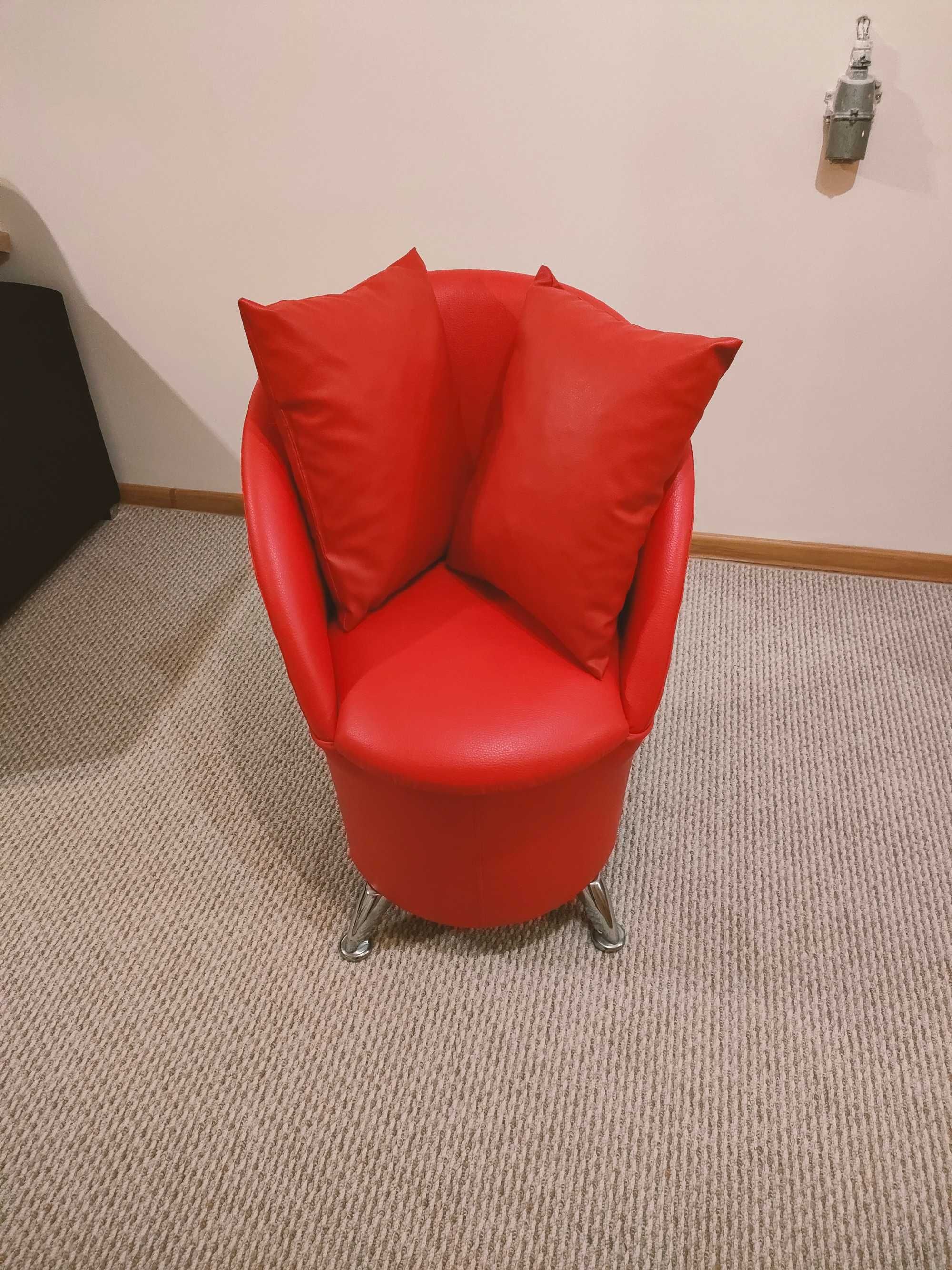 stylowy czerwony fotel - pufa z poduszkami
