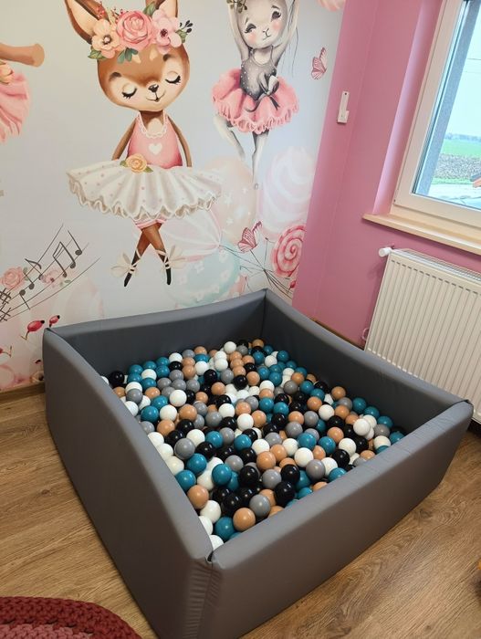 Suchy basen z kulkami, duży i zadbany